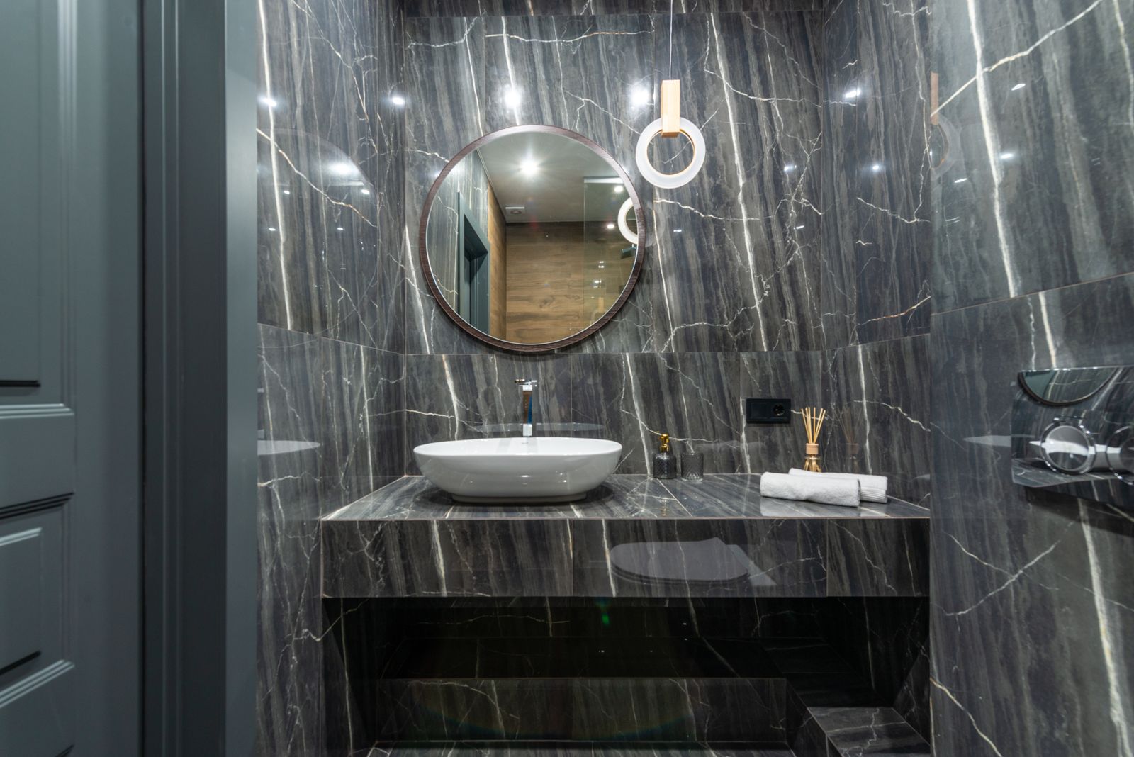 Lakeview wet room, Lakeview
